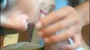 Novinha se Masturbando com Corpo Perfeito Leva Gozada Quente no Rosto!