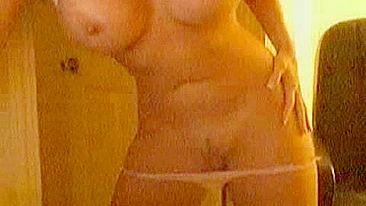 Loirinha Peituda na Webcam Se Masturba Sozinha - Esfregando a Buceta Perfeita pra Prazer Máximo!