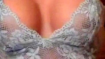 Morena Se Masturbando com Buceta Apertada e Brinquedos Quentes