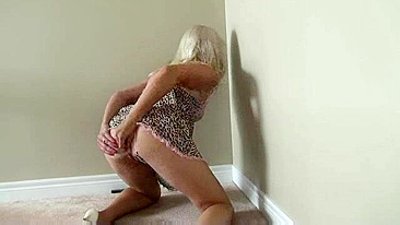 Mãe MILF safada em DP solo com brinquedos e anal