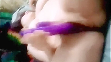 Peitos Enormes e Vibradores - Morena Peituda Amadora se Masturbando!