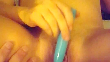 Esposa MILF se Masturbando Sensual pro Marido com Bucetão e Brinquedos Sexuais!