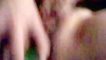 MILF Latina Italiana Se Masturba com Dildo e Botas em Vídeo Caseiro!