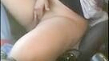 Dedada no Carro e Punheta Caseira com Orgasmo Amador