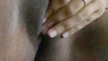 Amadora Negra Dedando e Esfregando a Buceta em Masturbação Caseira