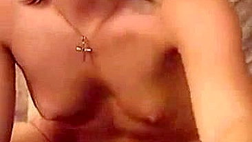 Morena de Peitinhos Se Masturba com Dedo Oleado