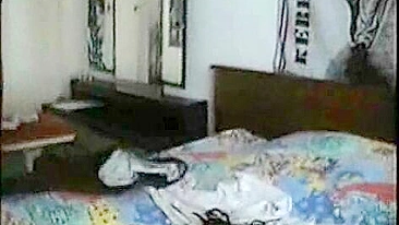 Morena Safada se Masturbando Sozinha com Peitos Grandes e Buceta Raspada