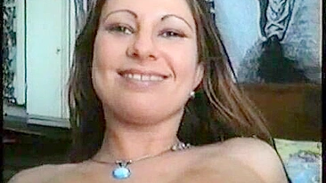 Morena Safada se Masturbando Sozinha com Peitos Grandes e Buceta Raspada