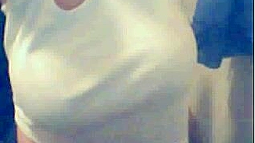 Loira gordinha peituda se masturbando de calcinha na webcam