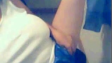 Loira gordinha peituda se masturbando de calcinha na webcam