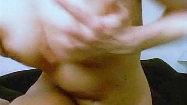 Morena Adolescente se Masturba com Bucetinha Apertada e Peitinhos na Webcam