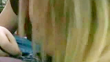 Adolescente Loira Se Masturbando com Pauzão Preto!