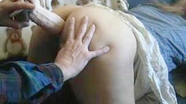 Esposa se Masturbando no Cu com Consolo Grande e Vibrador - Pornô Caseiro