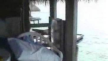 Casal se Masturbando no Bangalô - Aventura ao Ar Livre