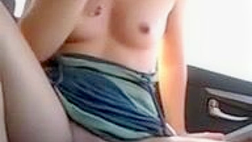 Morena amadora se fista com dildo grande em masturbação no carro público