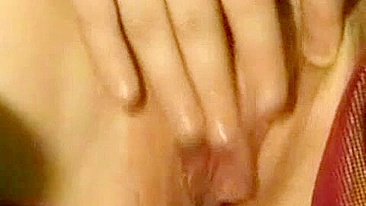 Loirinha Novinha se Masturba na Webcam com Buceta Molhada e Clitóris Raspado