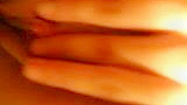 Namorada Tarada se Masturbando com Esfregada no Clitóris e Buceta Molhada