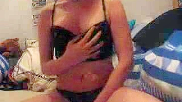 Novinha Safada de Peitinhos Esfrega a Buceta na Webcam pro Namorado