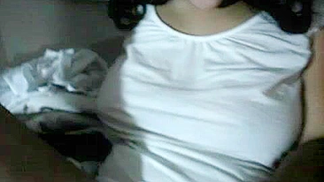 Namoradinha Asiática Novinha Se Masturba com Buceta Piercing - Closes Incríveis!