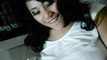 Namoradinha Asiática Novinha Se Masturba com Buceta Piercing - Closes Incríveis!