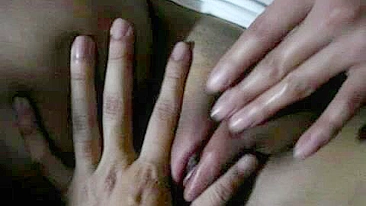 Namoradinha Asiática Novinha Se Masturba com Buceta Piercing - Closes Incríveis!