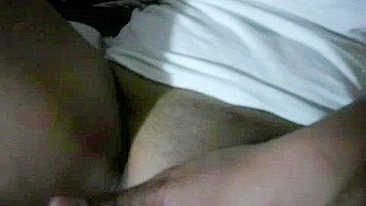 Namoradinha Asiática Novinha Se Masturba com Buceta Piercing - Closes Incríveis!