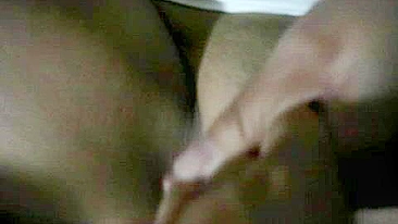 Namoradinha Asiática Novinha Se Masturba com Buceta Piercing - Closes Incríveis!