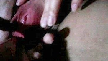 Namoradinha Asiática Novinha Se Masturba com Buceta Piercing - Closes Incríveis!