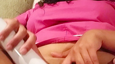 Namorada Morena Gozando com Vibrador na Masturbação