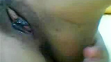 Bucetona Preta se Masturba com Dedos, Clitóris e Lábios Abertos!