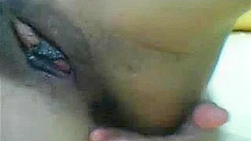 Bucetona Preta se Masturba com Dedos, Clitóris e Lábios Abertos!