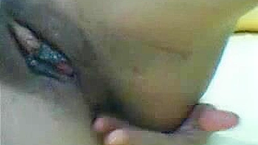 Bucetona Preta se Masturba com Dedos, Clitóris e Lábios Abertos!