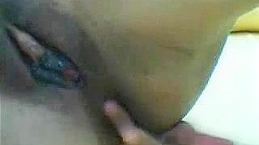 Bucetona Preta se Masturba com Dedos, Clitóris e Lábios Abertos!