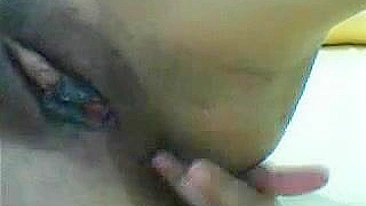 Bucetona Preta se Masturba com Dedos, Clitóris e Lábios Abertos!