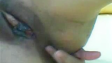 Bucetona Preta se Masturba com Dedos, Clitóris e Lábios Abertos!