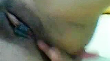 Bucetona Preta se Masturba com Dedos, Clitóris e Lábios Abertos!