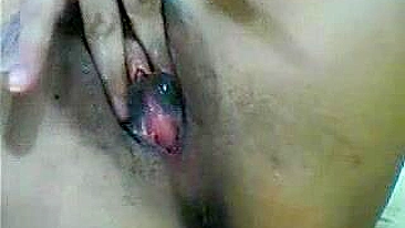 Bucetona Preta se Masturba com Dedos, Clitóris e Lábios Abertos!