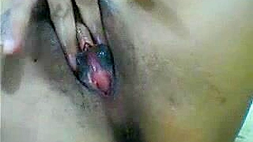 Bucetona Preta se Masturba com Dedos, Clitóris e Lábios Abertos!