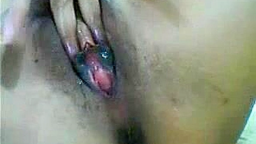 Bucetona Preta se Masturba com Dedos, Clitóris e Lábios Abertos!