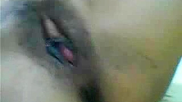 Bucetona Preta se Masturba com Dedos, Clitóris e Lábios Abertos!