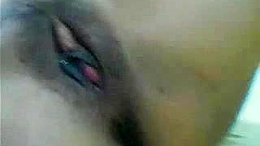 Bucetona Preta se Masturba com Dedos, Clitóris e Lábios Abertos!