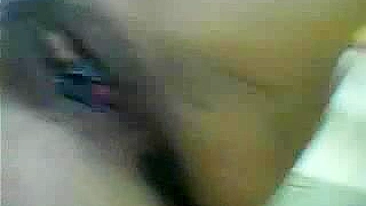 Bucetona Preta se Masturba com Dedos, Clitóris e Lábios Abertos!