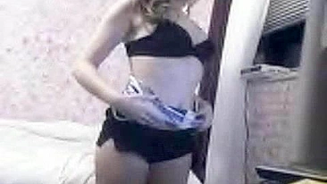 Loirinha novinha massageando buceta molhada na webcam