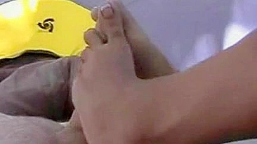 Diversão Fetichista de Pés ao Ar Livre com Namoradas de Férias