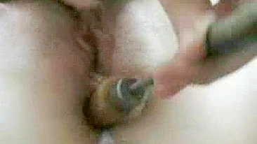 Masturbação com Máquinas - MILF Peituda Gozando no Anal e Clitóris