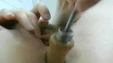 Masturbação com Máquinas - MILF Peituda Gozando no Anal e Clitóris