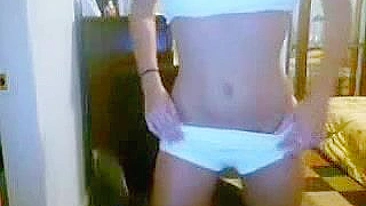 Loirinha Magrinha Tira a Roupa e se Masturba na Webcam