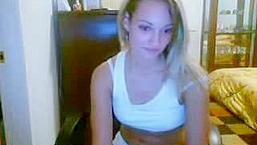 Loirinha Magrinha Tira a Roupa e se Masturba na Webcam