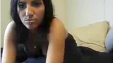 Universitária tesuda na cam com peitinhos furados se masturbando