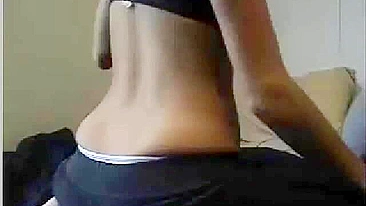 Universitária tesuda na cam com peitinhos furados se masturbando